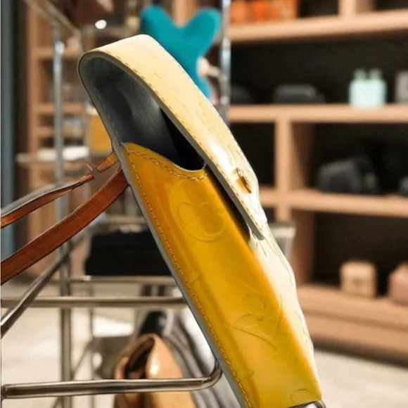 Vintage Louis Vuitton LV Crossbody Walker bag Yellow Vernis - Picture 4 of 12